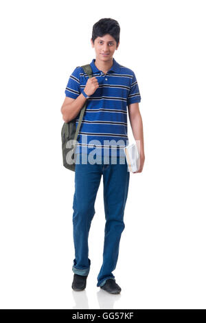 In voller Länge Portrait von zuversichtlich männliche Schüler mit Büchern und Rucksack auf weißem Hintergrund Stockfoto