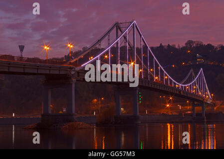 Blick auf Fußgängerbrücke in Kiew bei Nacht Stockfoto