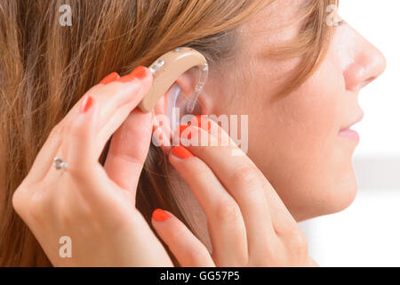 Eine Taube Hilfe aufsetzen Stockfoto