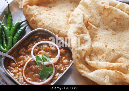 Close-up Chole Bhature am Tisch serviert Stockfoto