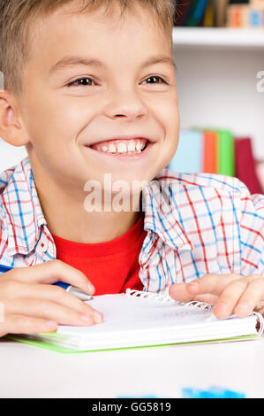 Boy Hausaufgaben Stockfoto