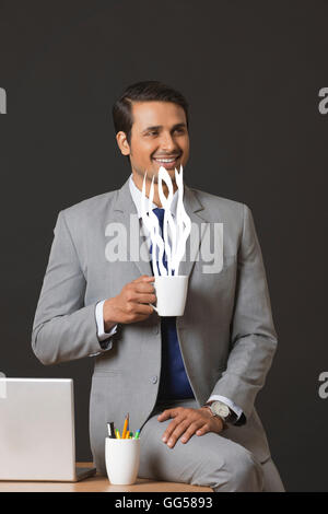 Digital erzeugte Bild der Geschäftsmann mit Kaffee in Büro Stockfoto