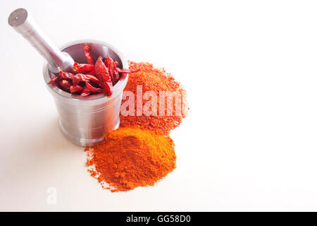 Chili-Pulver mit Chilischoten in Mörtel auf weißem Hintergrund Stockfoto