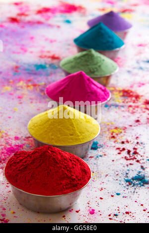 Reihe von bunten Holi-Pulver in Bögen auf weißem Hintergrund Stockfoto
