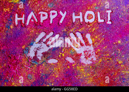 Erhöhte Ansicht der Handabdrücke mit Text HAPPY Holi geschrieben am rangoli Stockfoto