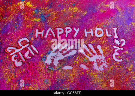 Handabdrücke mit Text HAPPY Holi geschrieben am rangoli Stockfoto