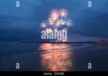 Feuerwerk kennzeichnen das Ende des Eröffnungstages der Sunderland International Airshow in Sunderland, England. Stockfoto