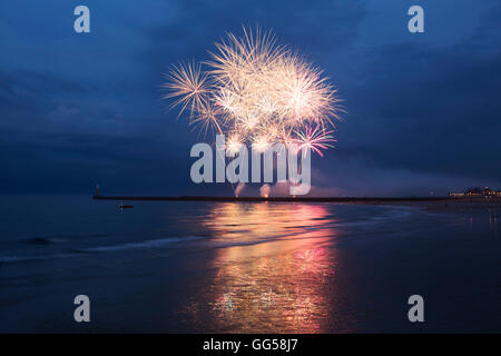 Feuerwerk kennzeichnen das Ende des Eröffnungstages der Sunderland International Airshow in Sunderland, England. Stockfoto