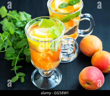 Obst-Wasser mit Aprikosen, Zitronen und Minze Kräuter Stockfoto