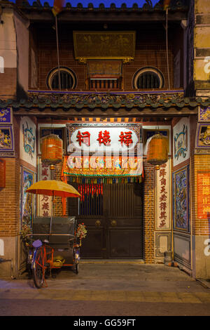 George Town, Penang - 24. März 2016: Rikscha Dreirad geparkt, nahe dem Eingang zum Hock Teik Cheng Sin Temple, Armenian Street, Stockfoto