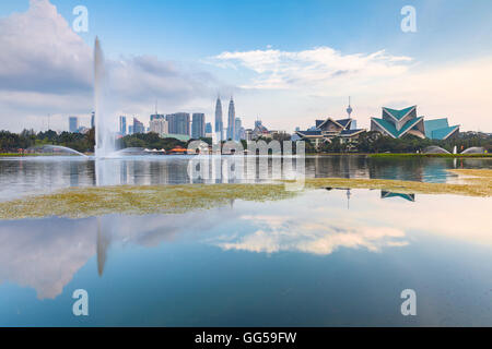 Skyline von Kuala Lumpur während des Sonnenuntergangs aus Titiwangsa Seen, Kuala Lumpur, Malaysia Stockfoto