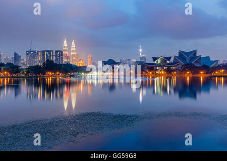 Skyline von Kuala Lumpur in der Abenddämmerung aus Titiwangsa Seen, Kuala Lumpur, Malaysia Stockfoto