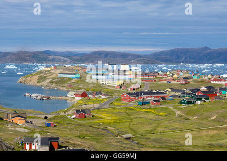 Hohe Aussicht auf die Stadt mit bunten Häusern im Sommer. Narsaq Kujalleq, Südgrönland Stockfoto