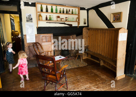 Kinder spielen in die antiken Stil eingerichteten Zimmer im The Tudor House Museum. Mönch St / Friar Street, Worcester WR1 2NA. UK Stockfoto