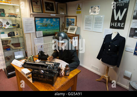 Weltkrieg ll Themenzimmer WW2 / II / 2 / W W 2 antiken Stil eingerichteten Zimmer im The Tudor House Museum. Friar Street, Worcester. UK Stockfoto