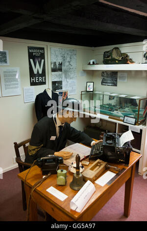 Weltkrieg ll Themenzimmer WW2 / II / 2 / W W 2 antiken Stil eingerichteten Zimmer im The Tudor House Museum. Friar Street, Worcester. UK Stockfoto