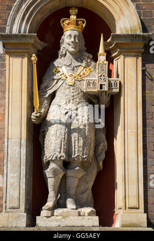 Statue von König Charles 1 St / Charles II / ll / erste Fassade außen Guildhall (Rathaus) Worcester, UK Stockfoto