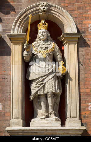 Statue von König Charles 2 Nd / Charles II / ll / Sekunde, an der vorderen Fassade Außenseite der Guildhall (Rathaus) Worcester, UK Stockfoto