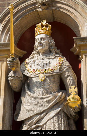 Statue von König Charles 2 Nd / Charles II / ll / Sekunde, an der vorderen Fassade Außenseite der Guildhall (Rathaus) Worcester, UK Stockfoto