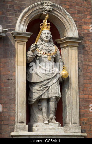Statue von König Charles 2 Nd / Charles II / ll / Sekunde, an der vorderen Fassade Außenseite der Guildhall (Rathaus) Worcester, UK Stockfoto