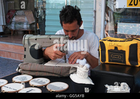 Tel Aviv: ein Schneider auf Nachalat Binyamin Markt, die am Dienstag und Freitag Kunsthandwerk Produkte von über 200 Künstlern bietet Stockfoto