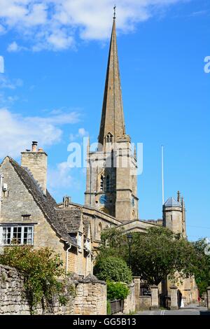 Blick auf St. John the Baptist Church, Burford, Oxfordshire, England, Vereinigtes Königreich, West-Europa. Stockfoto