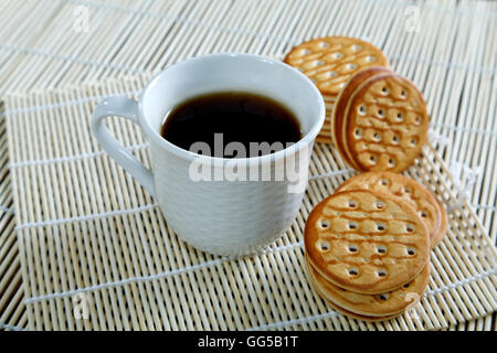 Frühstück mit Tee und Keksen in der Küche Stockfoto