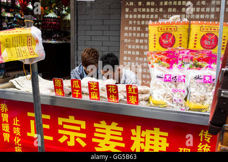 Ein Stall, Verkauf von Süßigkeiten in der Nähe von Dashilan Street, eine Geschäftsstraße südlich der Platz des himmlischen Friedens, Peking, China. Stockfoto