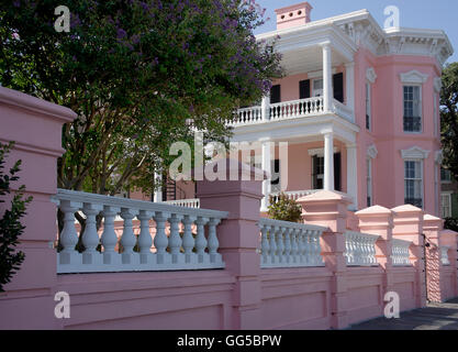 Frühe amerikanische Residenz auf treffen St, mit Blick auf das Wasser.  Charleston, South Carolina. Stockfoto