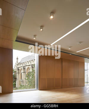 Obergeschoss, Tagungsraum mit raumhohen Fenster. Das Garten-Gebäude am Lincoln College in Oxford, Vereinigtes Königreich. Architekt: Stanton Williams, 2015. Stockfoto