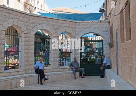 Israel, Naher Osten: muslimische Männer im Hof der Weiße Moschee, der ältesten in Nazareth, in der Mitte der Souk (Markt) der alten Stadt Stockfoto