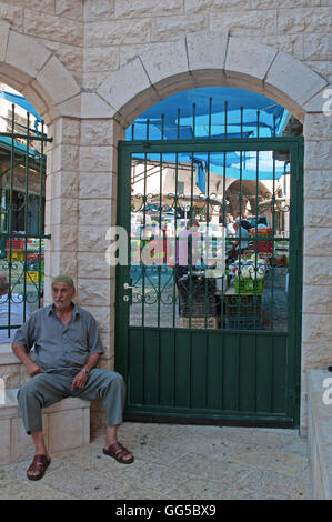 Israel, Naher Osten: muslimische Menschen in den Hof der Weiße Moschee, der ältesten in Nazareth, in der Mitte der Souk (Markt) der alten Stadt Stockfoto