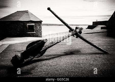 Bild eines alten Ankers platziert am Hafen Meer bei Porthcawl South Wales UK. Sehr alt mit viel Rost in die Jahre gekommen. Stockfoto