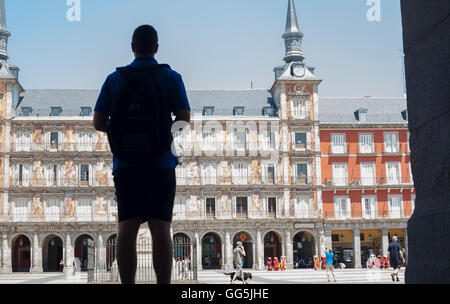 Madrid, Spanien - 11. Juli 2016: Junger Mann Platz Plaza Mayor besuchen Stockfoto