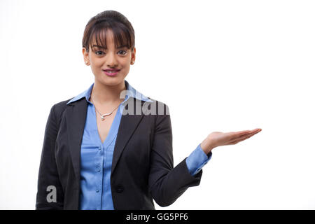 Porträt von schöne junge Geschäftsfrau präsentiert auf weißem Hintergrund Stockfoto