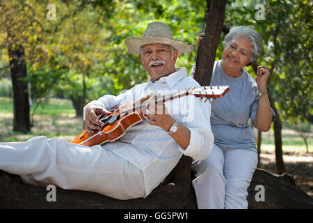 Greis, Gitarre zu spielen Stockfoto