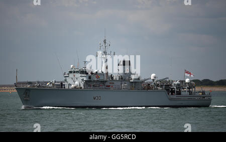 HMS Ledbury (m30), eine königliche Marine Minesweeper auf dem Wasser in der Nähe von Southsea, Hampshire. Stockfoto