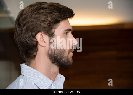 Seitenansicht eines Geschäftsmannes denken Stockfoto