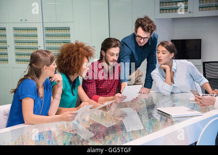 Gruppe von Business-Team betrachtet man ein digital-Tablette Stockfoto