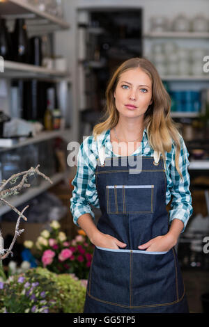 Porträt einer Frau, die im Blumenladen Stockfoto