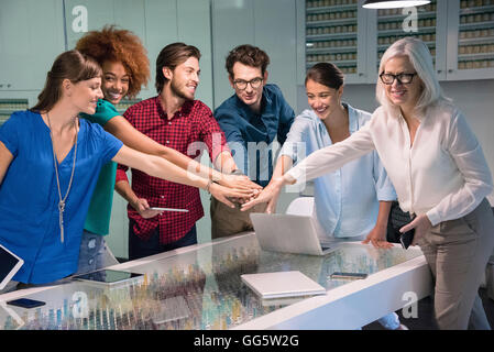 Geschäftsleute, die Hände Zusammenstellung Stockfoto
