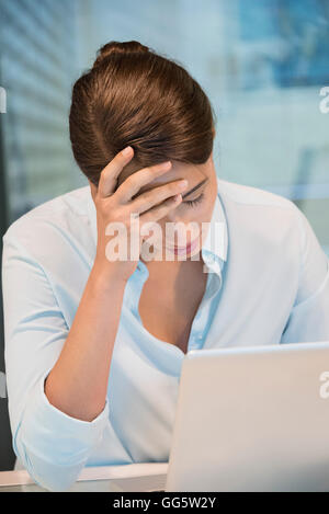 Stress-Geschäftsfrau sitzt vor einem laptop Stockfoto