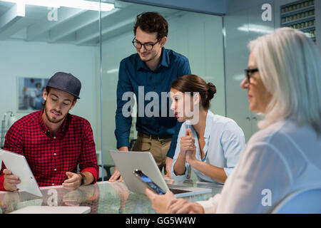 Glücklich Geschäftsleute treffen diskutieren Stockfoto