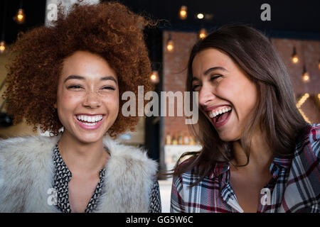Porträt von glücklich Freundinnen Spaß im café Stockfoto