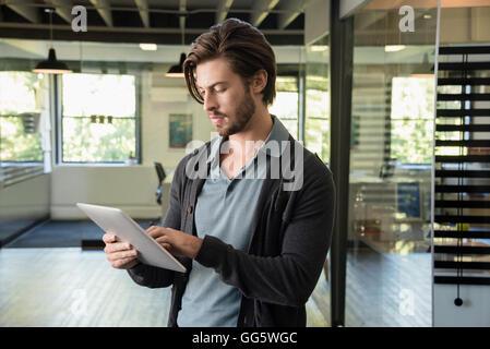 Nahaufnahme des Mannes mit einem digitalen tablet Stockfoto