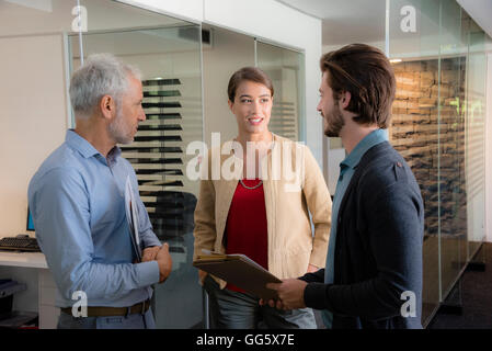 Geschäftsleute, die in einem Büro miteinander zu reden Stockfoto