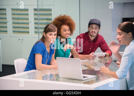 Blick auf einen Laptop in einem Büro Mitarbeiter Stockfoto