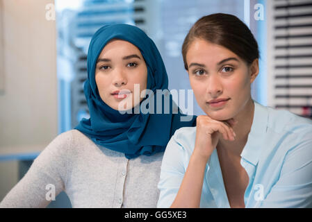 Porträt von zwei Geschäftsleuten lächelnd in einem Büro Stockfoto