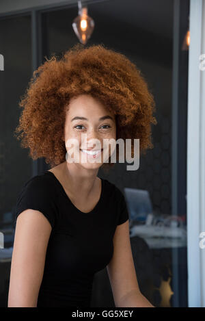Eine glückliche junge Frau in Nahaufnahme Stockfoto