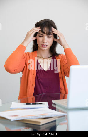 Geschäftsfrau, leiden unter Kopfschmerzen in einem Büro Stockfoto